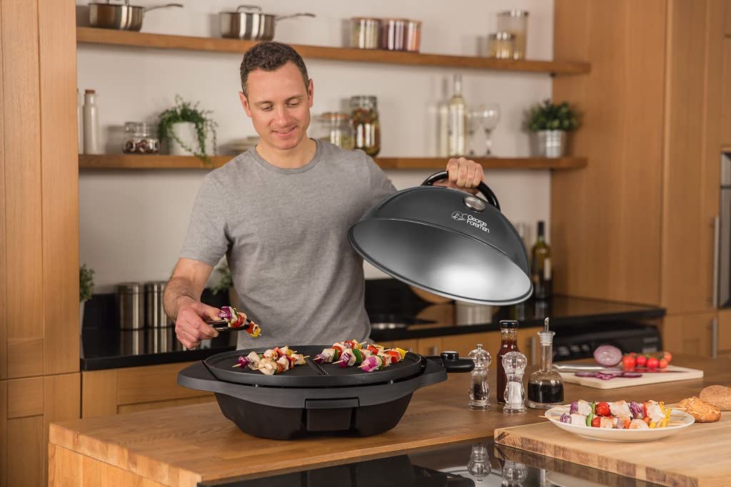 George Foreman Grill - Parrilla Eléctrica, Barbacoa Interior y Exterior, 15 Raciones, Bandeja de Goteo Extraíble, Revestimiento Antiadherente, Incluye Tapa, 2400 W, 5 Temperaturas, Negro - 22460-56
