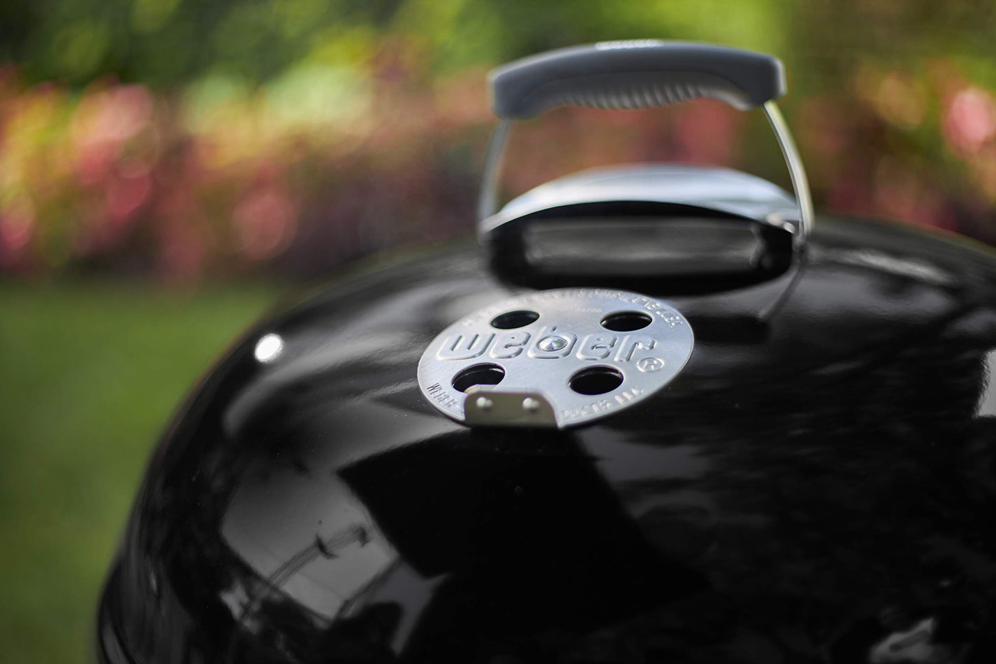 Weber Compact Kettle Barbacoa de carbón, superficie de la parrilla de Ø 47 cm, barbacoa con tapa y cuba esmaltadas en porcelana, soporte de tres patas y ruedas, rejilla cromada - Negro (1221004)