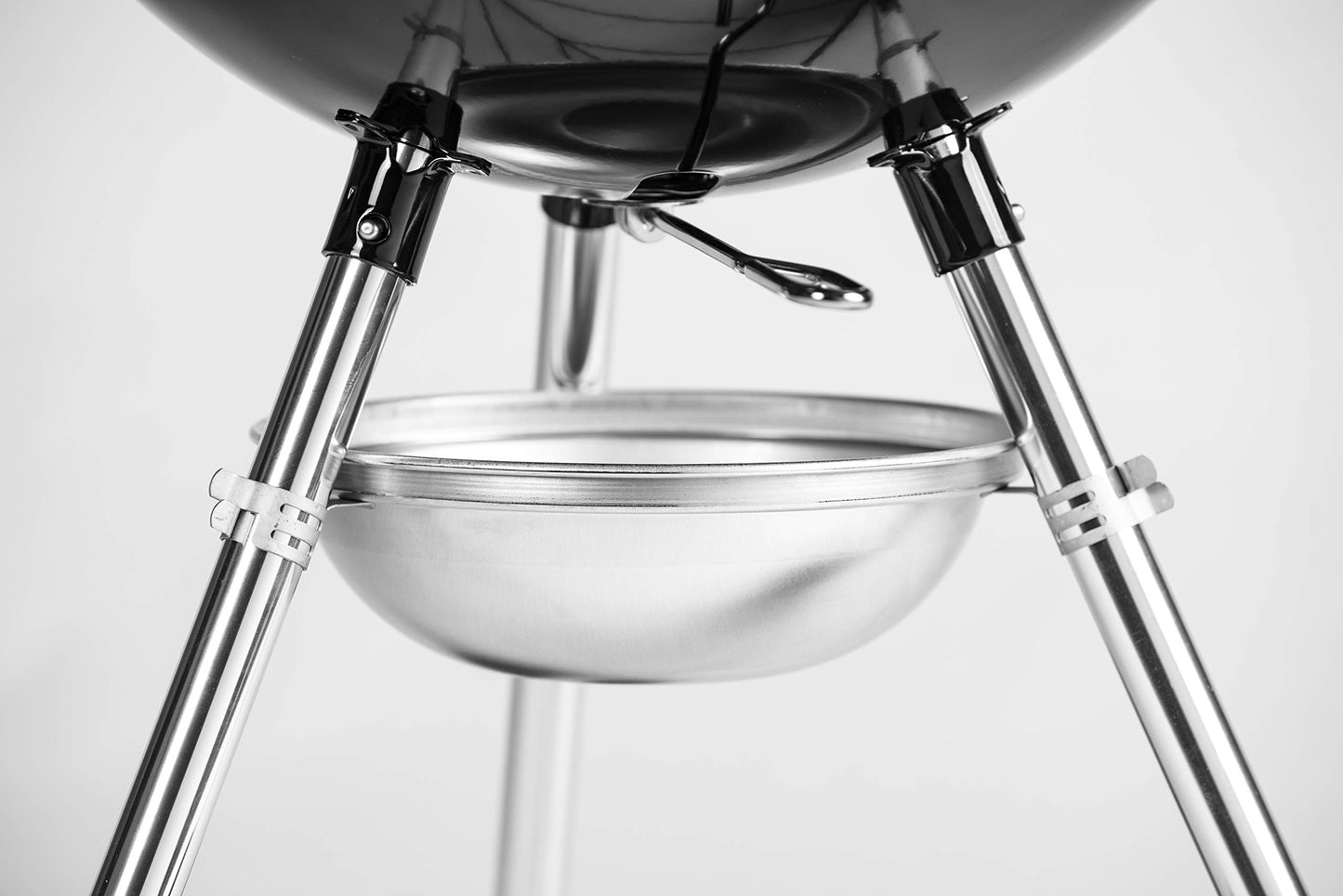 Weber Original Kettle Barbacoa de carbón, superficie de la parrilla de Ø 57 cm, barbacoa con tapa y cuba esmaltadas en porcelana, termómetro en tapa, sistema de limpieza One-Touch - Negro (14101004)