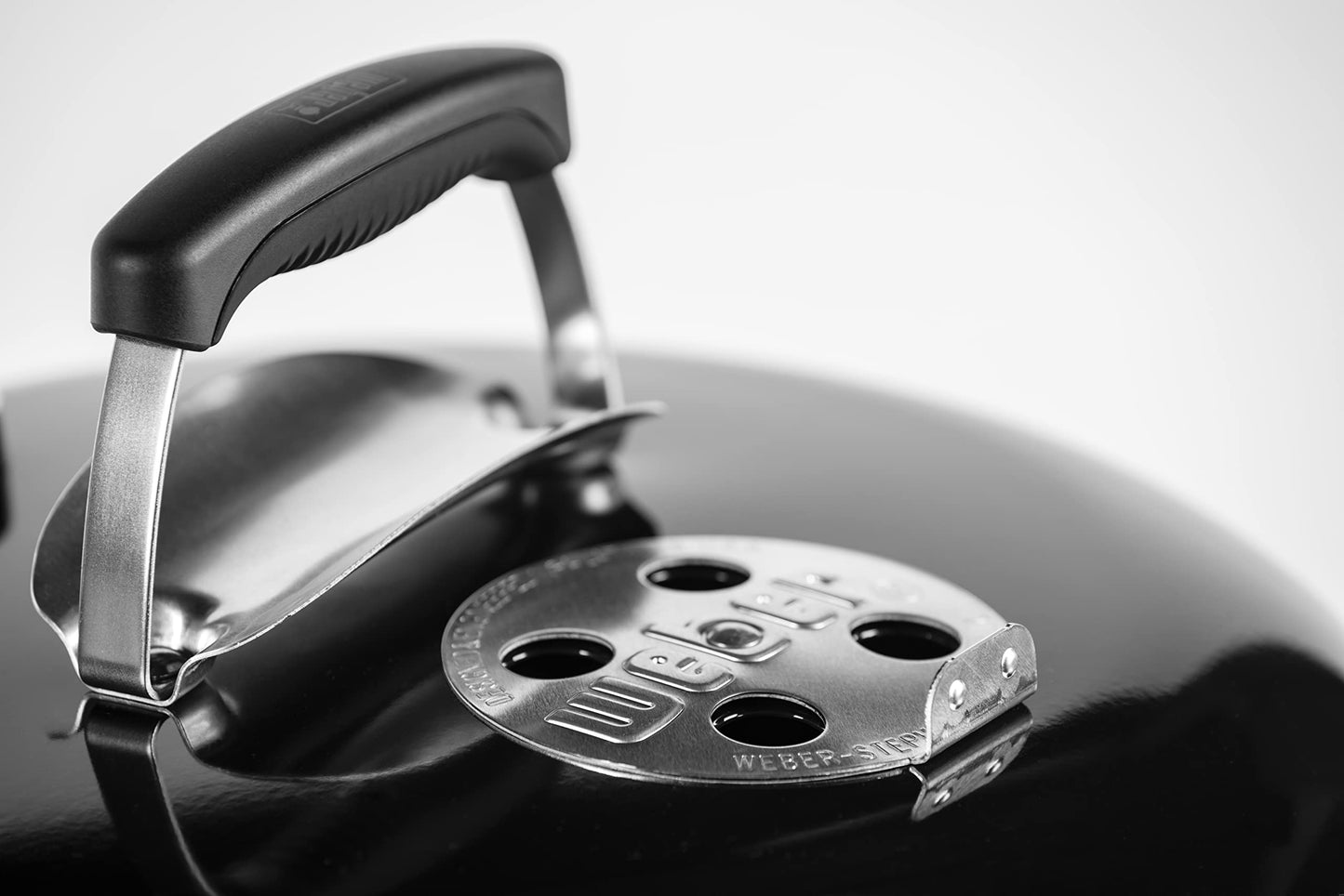 Weber Original Kettle Barbacoa de carbón, superficie de la parrilla de Ø 57 cm, barbacoa con tapa y cuba esmaltadas en porcelana, termómetro en tapa, sistema de limpieza One-Touch - Negro (14101004)