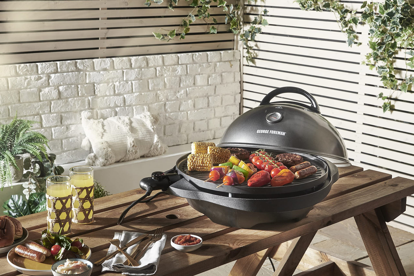 George Foreman Grill - Parrilla Eléctrica, Barbacoa Interior y Exterior, 15 Raciones, Bandeja de Goteo Extraíble, Revestimiento Antiadherente, Incluye Tapa, 2400 W, 5 Temperaturas, Negro - 22460-56