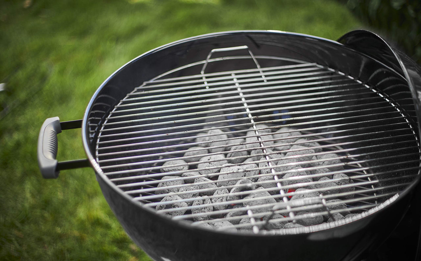 Weber Compact Kettle Barbacoa de carbón, superficie de la parrilla de Ø 47 cm, barbacoa con tapa y cuba esmaltadas en porcelana, soporte de tres patas y ruedas, rejilla cromada - Negro (1221004)