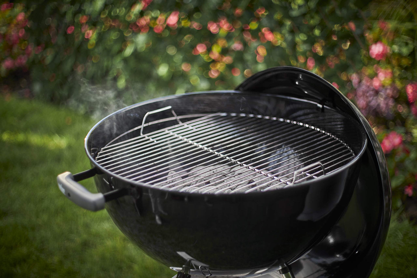 Weber Compact Kettle Barbacoa de carbón, superficie de la parrilla de Ø 47 cm, barbacoa con tapa y cuba esmaltadas en porcelana, soporte de tres patas y ruedas, rejilla cromada - Negro (1221004)