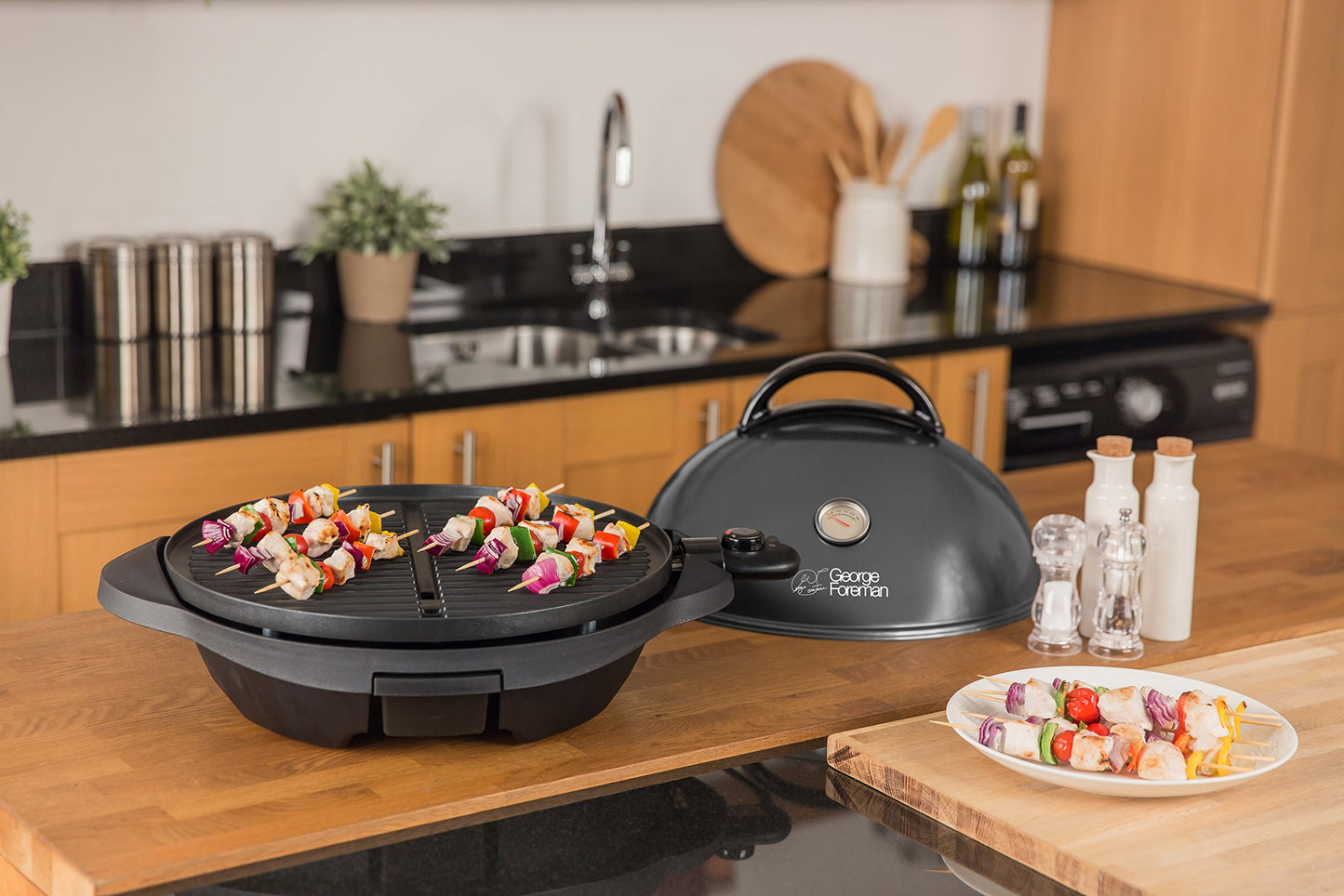 George Foreman Grill - Parrilla Eléctrica, Barbacoa Interior y Exterior, 15 Raciones, Bandeja de Goteo Extraíble, Revestimiento Antiadherente, Incluye Tapa, 2400 W, 5 Temperaturas, Negro - 22460-56