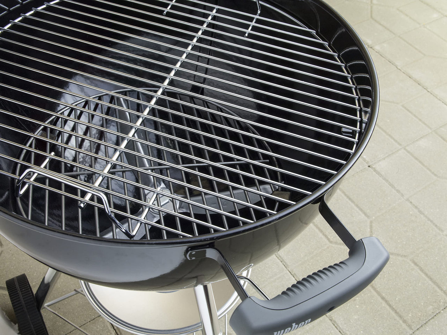 Weber Compact Kettle Barbacoa de carbón, superficie de la parrilla de Ø 47 cm, barbacoa con tapa y cuba esmaltadas en porcelana, soporte de tres patas y ruedas, rejilla cromada - Negro (1221004)