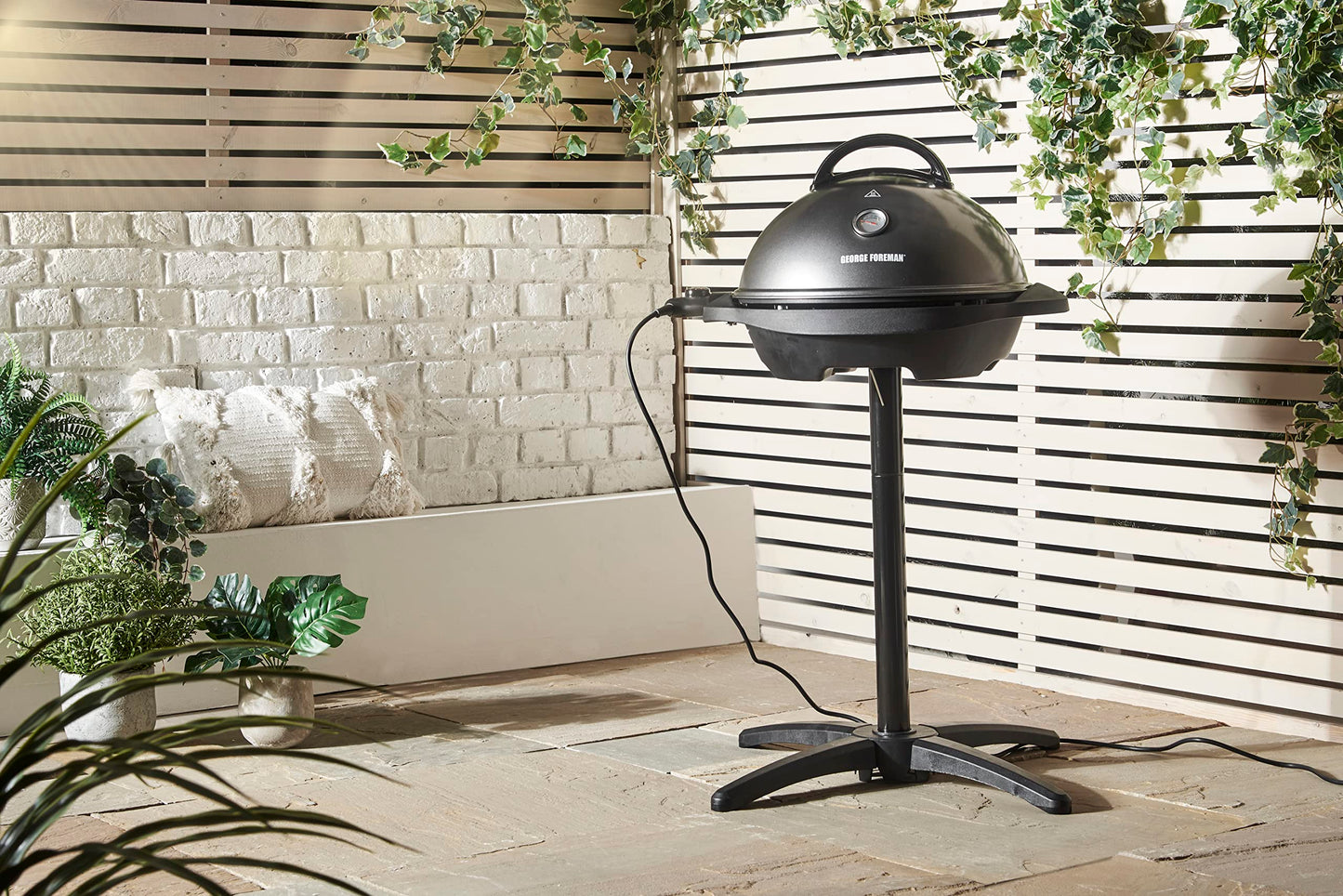 George Foreman Grill - Parrilla Eléctrica, Barbacoa Interior y Exterior, 15 Raciones, Bandeja de Goteo Extraíble, Revestimiento Antiadherente, Incluye Tapa, 2400 W, 5 Temperaturas, Negro - 22460-56