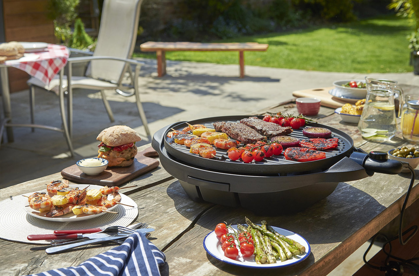 George Foreman Grill - Parrilla Eléctrica, Barbacoa Interior y Exterior, 15 Raciones, Bandeja de Goteo Extraíble, Revestimiento Antiadherente, Incluye Tapa, 2400 W, 5 Temperaturas, Negro - 22460-56