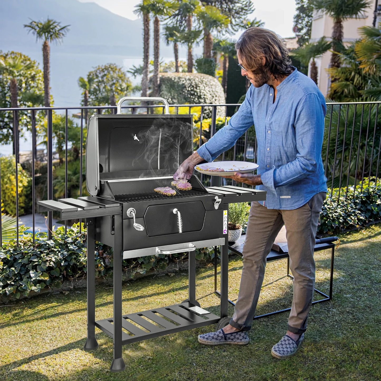 MasterCook Barbacoa de carbón de acero con ruedas resistente y estable con doble parrilla, termómetro y ajuste de la cesta de barbacoa, barbacoa de carbón con estantes laterales